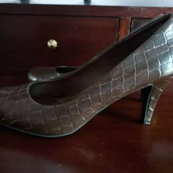 Mock Croc Pumps - size 8 - Picture 4 of 4